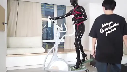 Mz27 - ein in Latex gefesseltes mädchen geht auf einem laufband