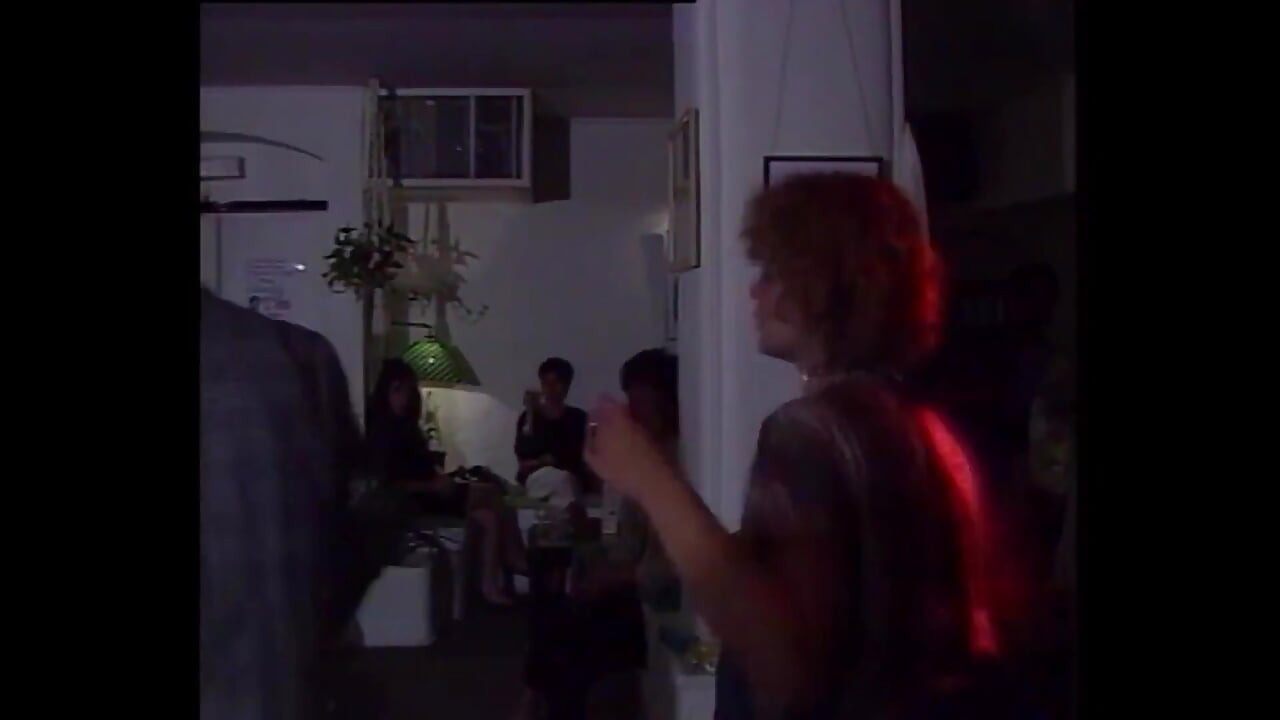 友人はテレビの前で熱い乱交をしています