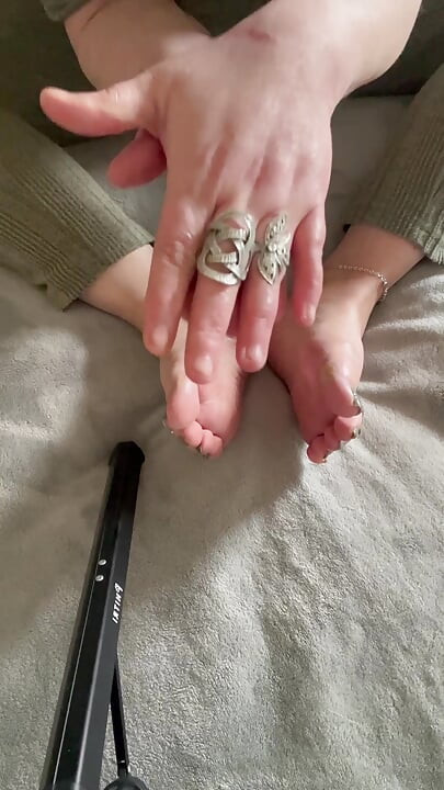 8 นาทีแห่งความสุขบริสุทธิ์ต่อหน้าเท้าคนสวยของกู