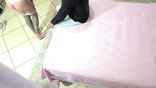 Gerçek öğrenci üniversite konutunda bir profesörle romantik seks yapıyor.