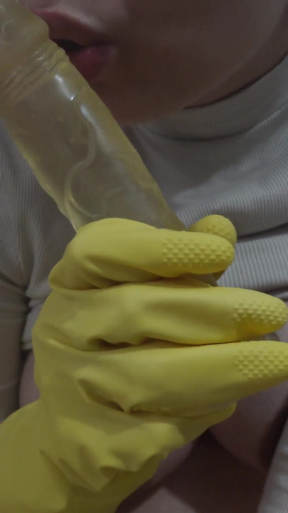 Bini hamil saya melancap dalam sarung tangan kuning dan bercakap tentang berapa banyak dia suka melancap dalam sarung tangan dan mahu