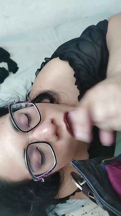 Komşumu baştan çıkarıyorum ve sonunda götümü sikiyor