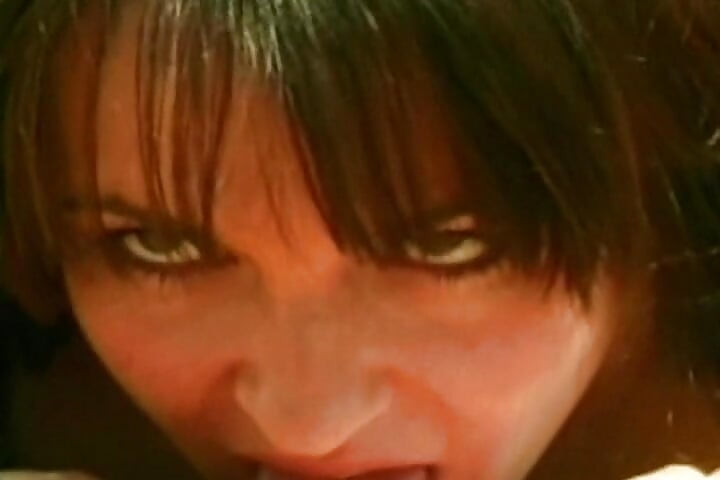 Platin, pornostars mit großen möpsen teilen sich einen dildo am pool