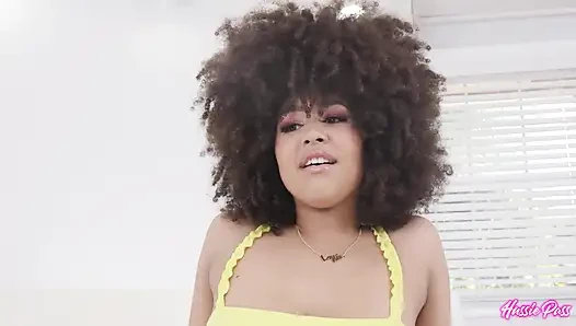 Nina Diaz позволяет ее мясистой киске капнуть после мастурбации с дилдо!