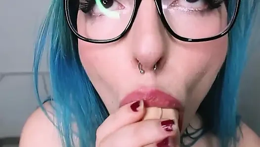 Erkek arkadaşım henüz gelmedi ve cesaret oynamak istiyorsun