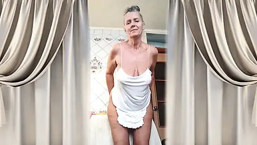 Ibu rumah tangga yang ceria lukerya bangun dari mimpi erotis dan melanjutkannya sepanjang malam.