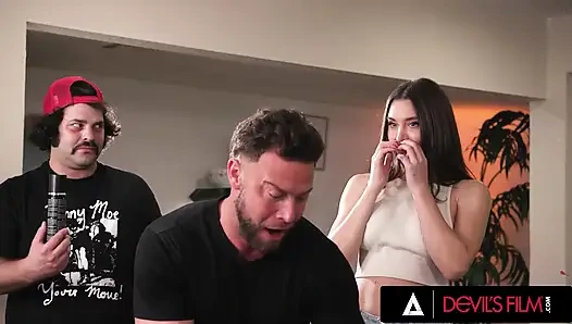 Devils filmi - ella reese azgın ev arkadaşı Seth'i azdırıyor ve sonra sette aldatma sikişi için senaryoyu bozuyor