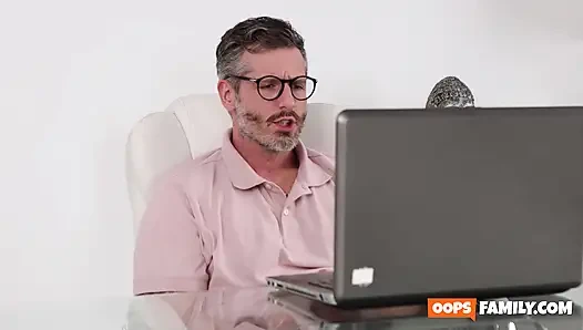 Mein stiefvater wichst und beäugt mich in strümpfen!