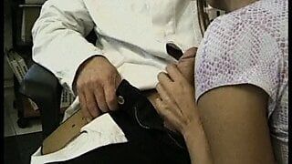 Milf caliente va al médico y no puede resistirse a darle el coño al médico para follar