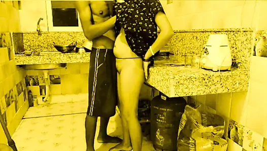 Desi bhabi desi montok dibor cepat dan keras oleh devar mudanya di ruang dapur.