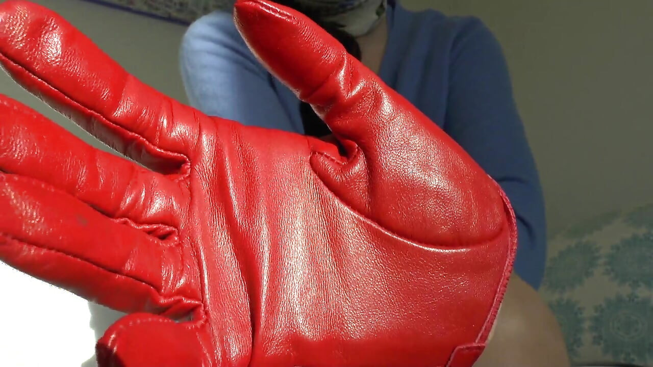 היום הוא יום הגמירה שלך! מריחה כפפות עור אדומות, ליידי ויקטוריה ולנטה