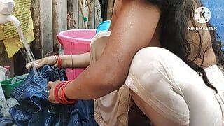 Indische huisvrouw naakt badend getoond