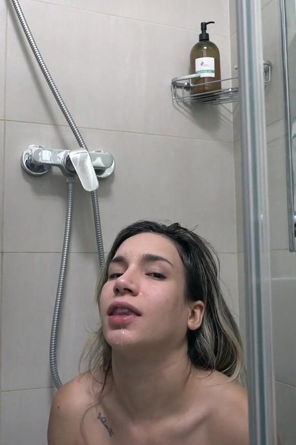 מייגן לאב משתינה על זונה בונוס