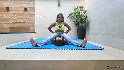 Göğüse oturma - güçlü bacaklar ve kaslar Lebian dövüş kızları