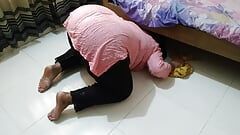 Desi Stiefmoeder komt vast te zitten tijdens het vegen onder het bed wanneer Stiefzoon haar neukt en klaarkomt uit haar grote kont - Family Sex (Aflevering-2)