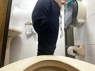 L'infermiera sconsiderata viene filmata nel bagno pubblico in ufficio