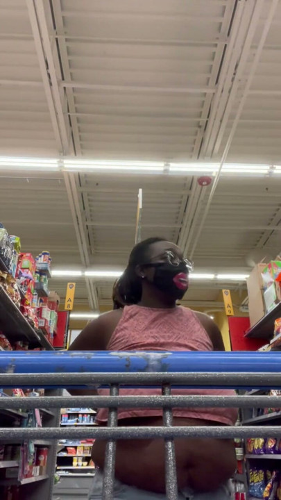 Nookiescookies blottet brystvortene sine på Walmart | Klipp 2