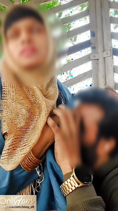 Fille En Hijab, Sexe Oral Risqué Dans La Nature Avec Une Petite Bite
