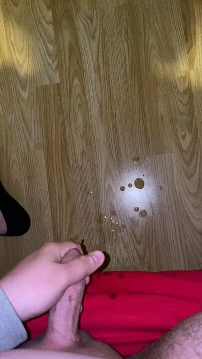 Masturbando meu pau duro e gozando por todo o chão