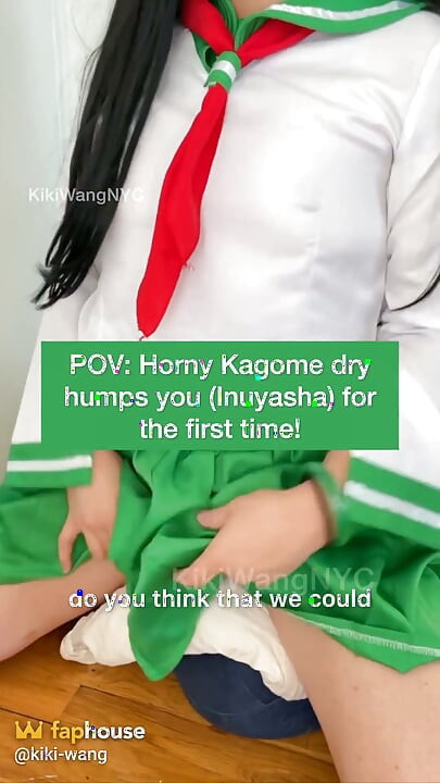 Chica universitaria japonesa Kagome cogiendo una almohada