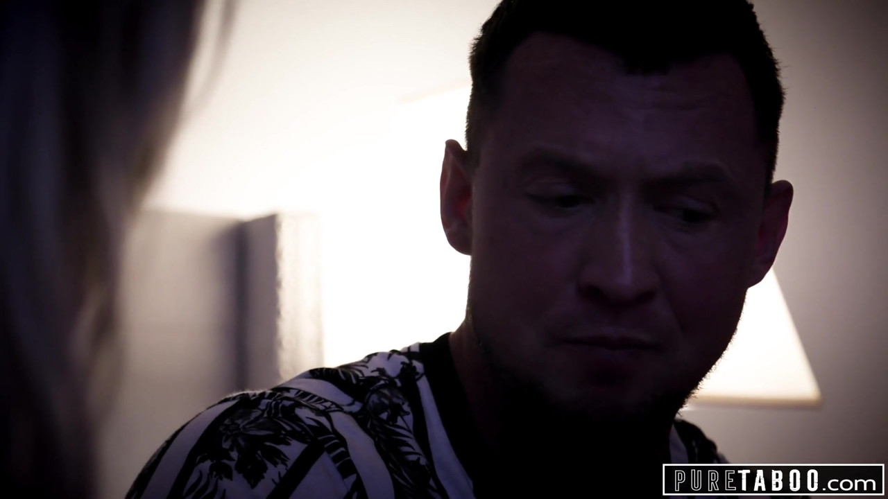 純粋なタブー、セクシートランスガールが悲しみの男をやる