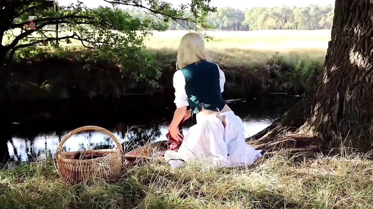 漂亮的洗衣服Eva通过摇晃她的屁股来勾引并因此而受到惩罚