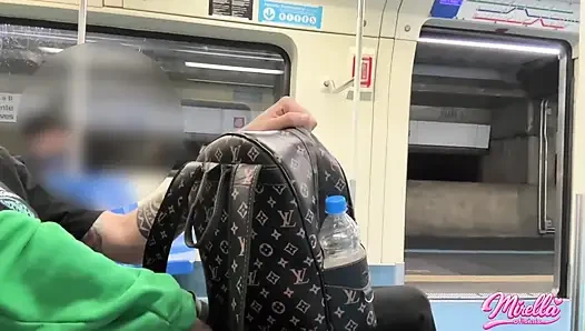Sie kann es nicht ertragen, die Lautstärkemarkierungen zu sehen, und hat mich in die U-Bahn von São Paulo gesaugt
