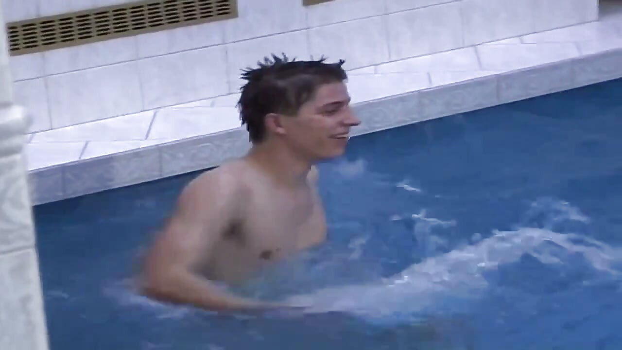 Ivrig Twink deepthroats muskulös hunk vid poolen