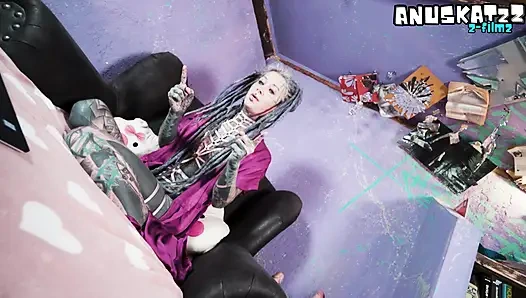 Альт-девушка с полной насадкой сходит с аналом с ума перед камерой, трах с живой игрушкой в задницу