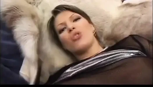 Islak amcıklı seksi sarışın bacaklarını açıyor ve sert sikiliyor