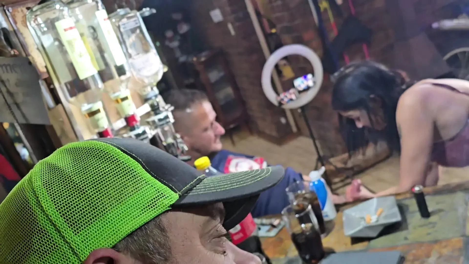 在他面前和他的妻子玩得很开心