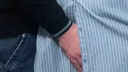 Извращённый старик мастурбирует пальцами в метро