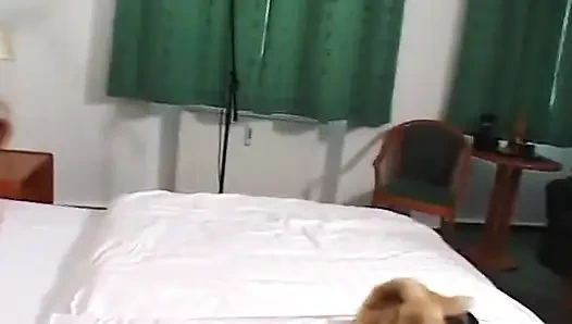 Kıvırcık saçlı kızıl saçlı genç kız bakış açısıyla parmaklanıyor