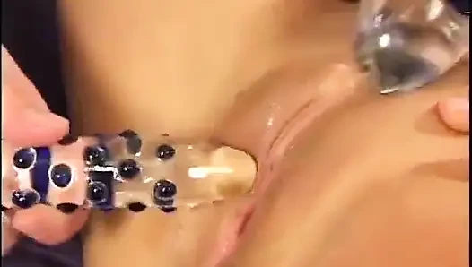 Cowok beruntung disepong sama pelacur sambil masturbasi pakai dildo di pantat dan memeknya