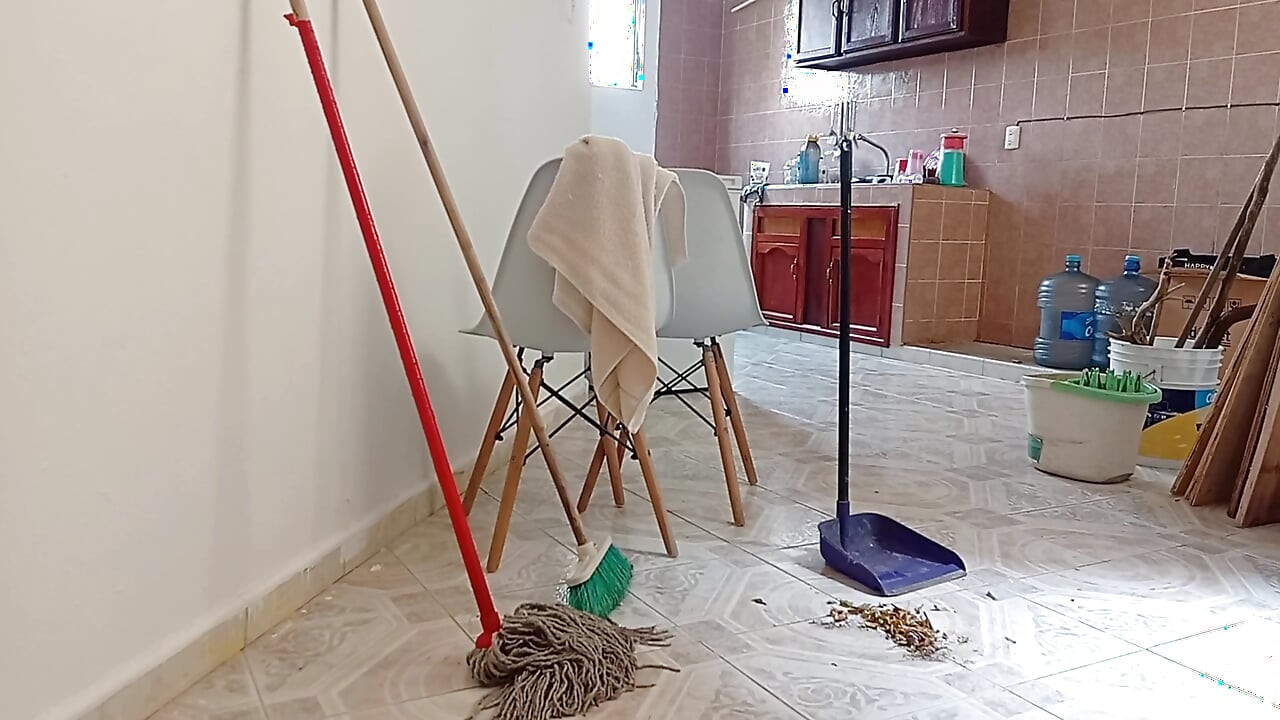 I left recording the cell phone while Mrs. BBW did the cleaning in the apartment