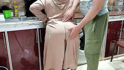 Ägypterin Sharmota Bekommt Ihre Muschi in Der Arabischen Küche, Große Frau Nass
