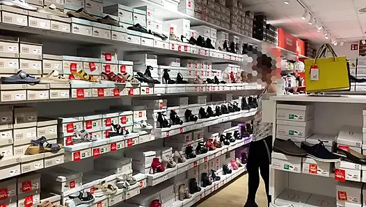 Alışveriş yaparken transparan tayt ile