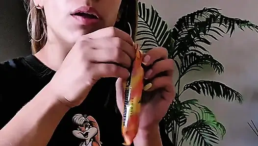 Kami makan camilan dengan teman sekamar saya setelah syuting video porno!