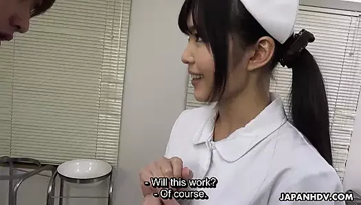 Uma enfermeira japonesa Shino Aoi chupa o pau de um paciente no escritório médico sem censura.