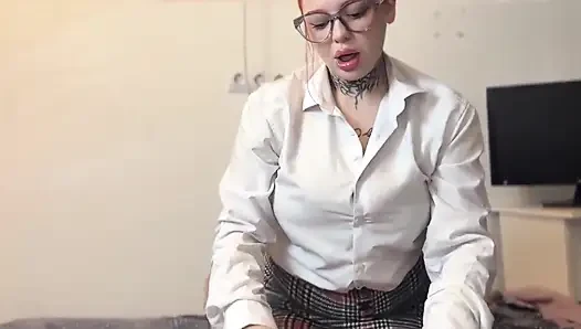 Üvey kız kardeşinin en iyi arkadaşı bekaretini kaybetmek istiyor