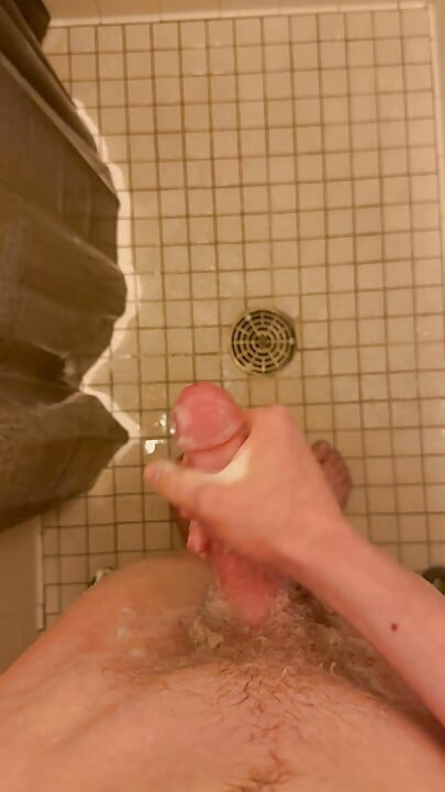 Éjaculation sous la douche 1