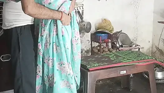 Büyük göt sikiliyor, tüm yarağı götten aldıktan sonra, Hintçe ses domaltarak çığlık atmaya başladı.