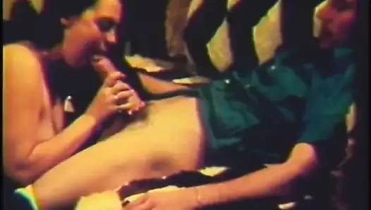 Sexy junges mädchen in einer harten retro-sexszene