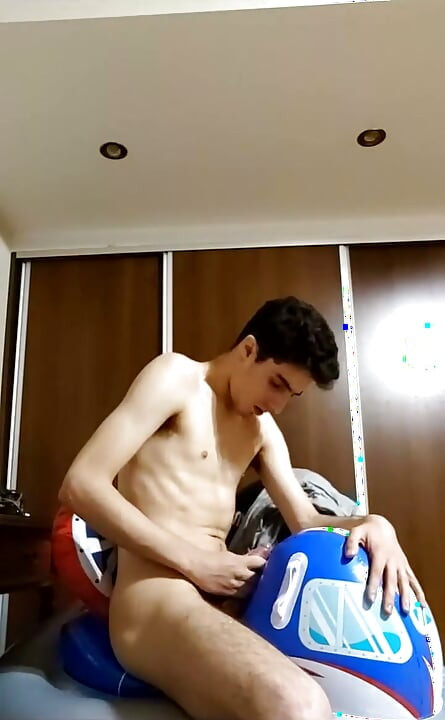 Video vertical: mamando muchos inflables mientras se masturba en stream