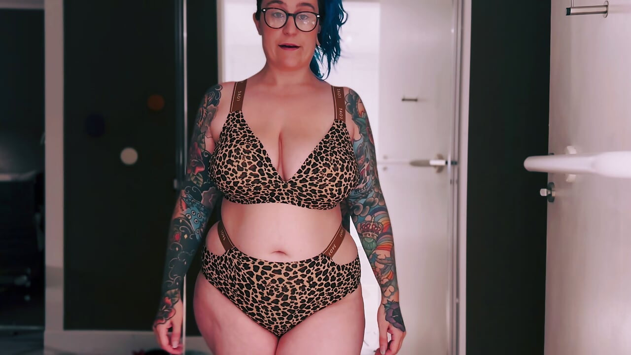 グラマラスなイギリス人熟女がセクシーなSHEINランジェリーを試着 タトゥー＆巨乳