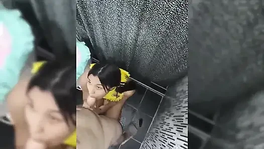 Arkadaşım uzun süre onu evime davet ettim ve banyoda kirli şeyler yaptık ve sonra yatağa gittik