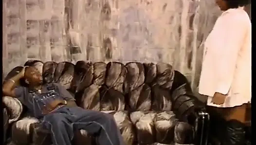 Zenci iri güzel kadın büyük sulu göğüsleriyle yarak emiyor ve memelerini sikiyor