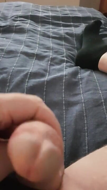 Saya berbaring dan membelai zakar saya dan menyentaknya lama