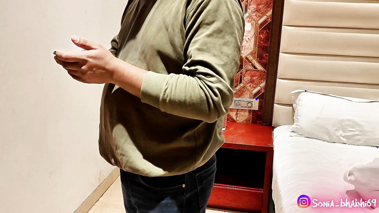 ac repairing guy fuck housewife when no one is in home in full hindi audio.