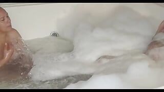 ADAMANDEVE和LUPO的热水淋浴和按摩浴缸